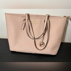 Authentic Michael Kors LeatherTote. Ballet Pink color